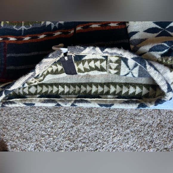 Native print zip up - Picture 9 of 11